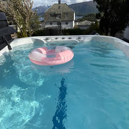 Private With Pool And Garden فيلة Ålesund