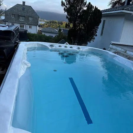 Private With Pool And Garden فيلة Ålesund